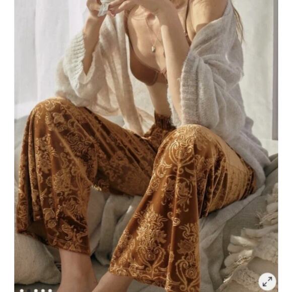 NWT Beyond Yoga Velvet Paisley Wide Leg Flare Pants Size Medium - Picture 3 of 9